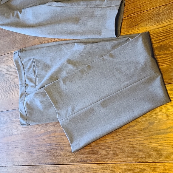 Gray business suit and 2 shirts - Picture 2 of 7